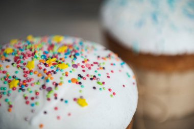 Beyaz bluzlu Paskalya pastası, çok renkli süslemelerle süslenmiş ve mutfak masasında...