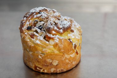 Paskalya pastası gibi kabuklu kuru üzüm, kurutulmuş kayısı ve mutfak masasında şeker tozu ile süslenmiş. 