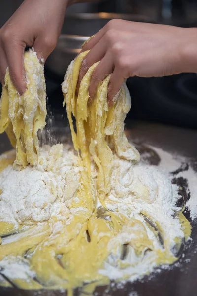 Mani Impastando Pasta Sul Tavolo Della Cucina — Foto Stock