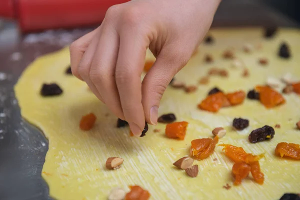 Posa Frutta Secca Foglio Pasta Lievitata — Foto Stock