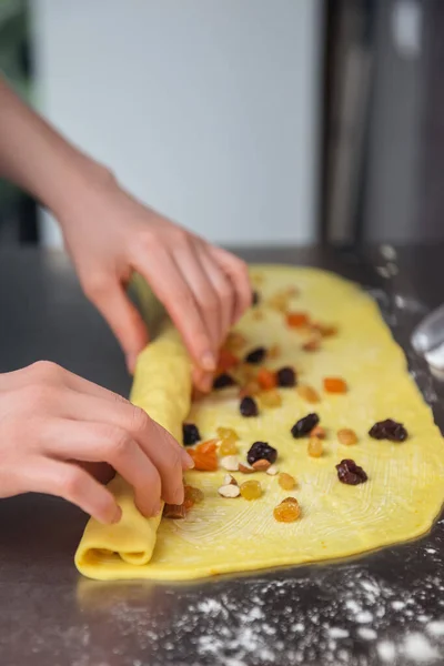 Torcendo Rotolo Pasta Lievitata Farcito Con Frutta Secca Noci — Foto Stock