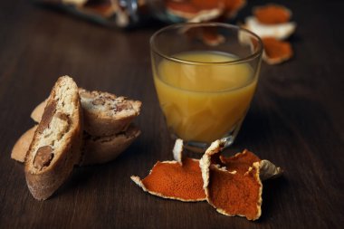 Ev yapımı İtalyan kurabiyeleri cantuccini ve portakal suyu ve mandalina aromalı badem tohumları.