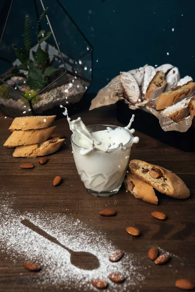 Homemade Italian Cookies Cantuccini Almond Seeds Glass Splashed Milk Almond — стокове фото