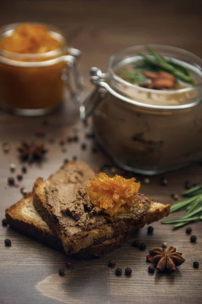 Kawałek Chleba Pasztetem Drobiowym Pomarańczowym Gam Szklany Słoik Pasztetem Drobiowym — Zdjęcie stockowe