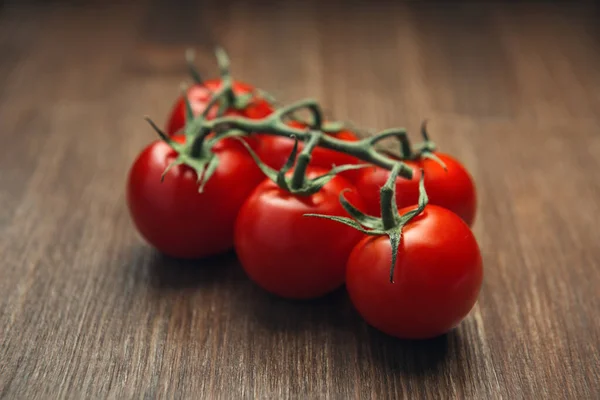 Truss Tomates Cereja Vermelhos Mesa Madeira Close Bando Pequenos Tomates — Fotografia de Stock