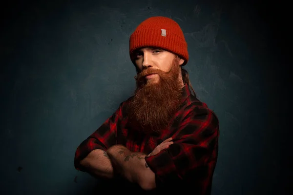 Рыжий Бородатый Мужчина Оранжевой Шляпе Клетчатой Рубашке Голубом Фоне — стоковое фото