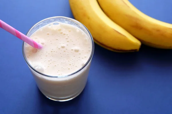 Банановый Молочный Коктейль Стакане Синий Фон Вид Сверху — стоковое фото