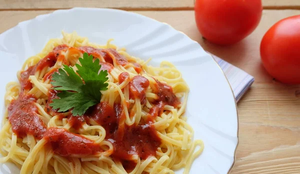 Macarrão Com Molho Tomate Prato Branco Refeição Vegana Vista Close — Fotografia de Stock