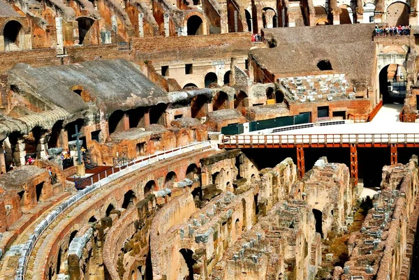 Roma Kolezyumu, ihtişamlı iç mimarisinin bazı ayrıntıları.