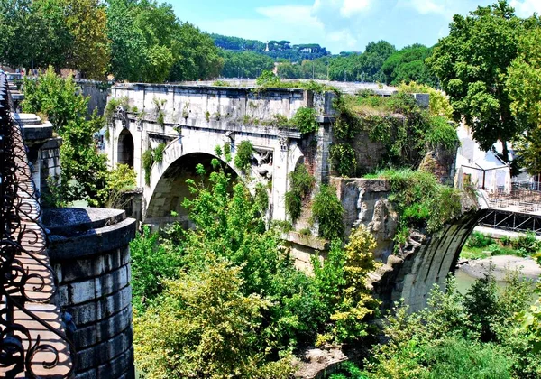 Roma 'daki Tiber nehri üzerindeki eski Ponte Rotto harabeleri. 