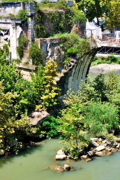 Roma 'daki Tiber nehri üzerindeki eski Ponte Rotto harabeleri. 