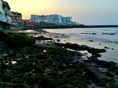 El Medano, sular çekildiğinde kayalar ve su birikintileri