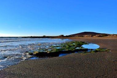 El Medano, sular çekildiğinde kayalar ve su birikintileri