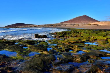 El Medano, sular çekildiğinde kayalar ve su birikintileri