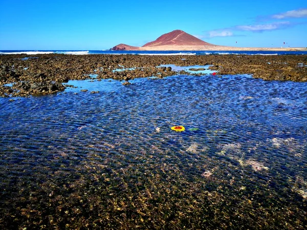 Medano 低潮时的岩石和水坑 — 图库照片