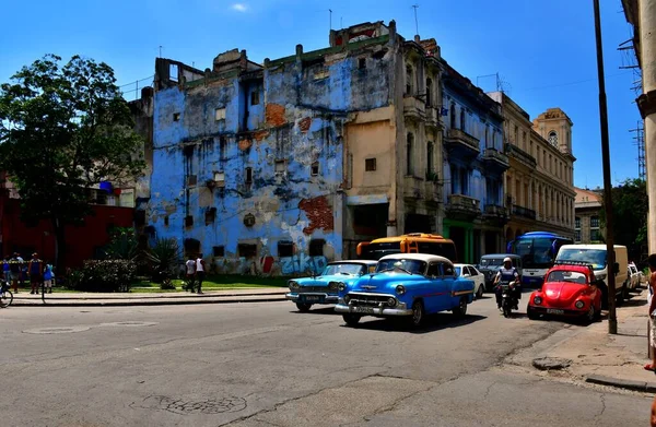 Havana 'nın güzel ve renkli sokakları, şehrin kuruluşunun 500. yıldönümü. 