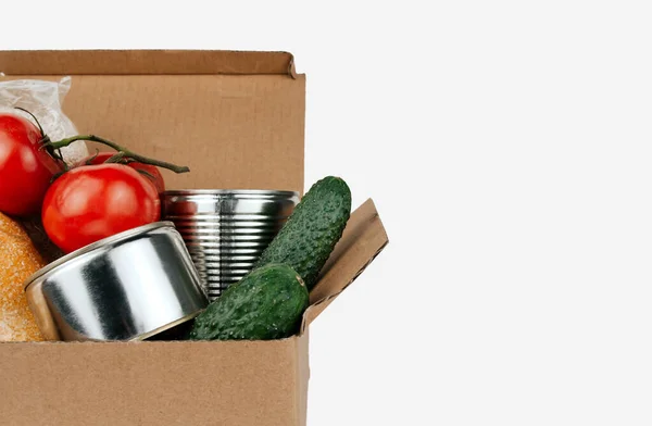 Коробка Продуктами Донорство Еды Овощи Крупы Консервы Картонной Коробке Изолированы — стоковое фото