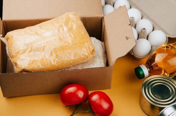 Productos Para Donación Sobre Fondo Amarillo Verduras Cereales Conservas Donaciones —  Fotos de Stock