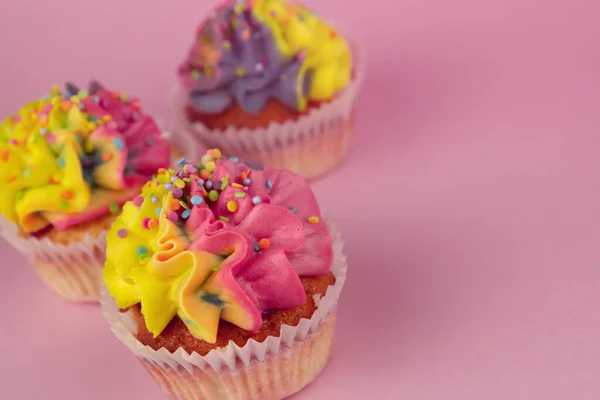 Domácí Cupcakes Multi Barevný Krém Růžovém Pozadí Kopírovat Prostor Žlutá — Stock fotografie