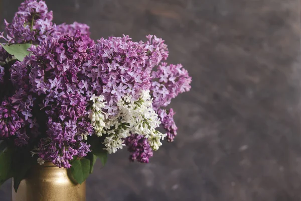 Ramo Lilas Jarrón Dorado Sobre Fondo Gris Lila Floreciente —  Fotos de Stock