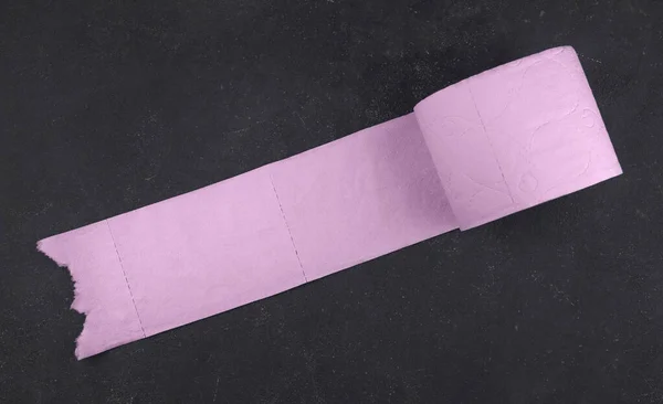 Een Rol Roze Toiletpapier Een Donkergrijze Achtergrond Kopieerruimte Tekort Aan — Stockfoto