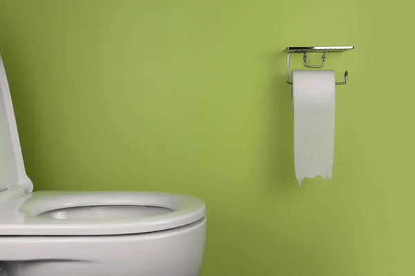 Bol Toilette Blanc Rouleau Toilette Sur Mur Vert Espace Copie — Photo