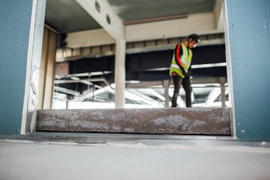 Beton zemin inşaat işçisiyle dolu.