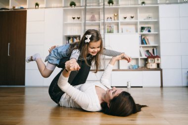 Anne evde kızıyla oynuyor.