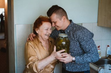 Büyükannem torunuma bir kutu salatalık, büyükannemi ziyarete gelen torun, büyükannemden hediye.