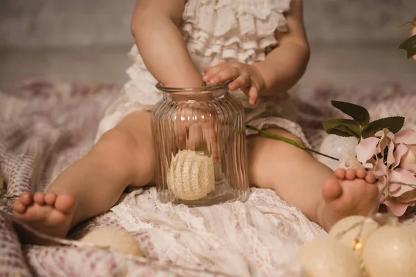 Piccola Ragazza Che Cerca Ottenere Palla Vaso Vetro Seduto Sulla Foto Stock Royalty Free