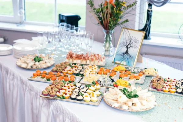 Asztal Fehér Terítővel Snackkel Tálalva Nappali Fény — Stock Fotó