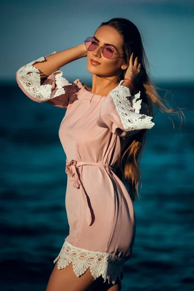 年轻美丽漂亮的脸蛋女模特在傍晚的海滩上摆姿势 — 图库照片