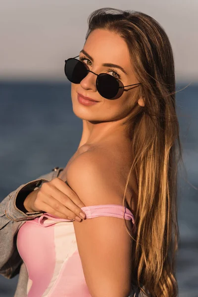Молоді Красиві Красиві Красиві Обличчя Жіночої Моделі Позу Вечірньому Пляжі — стокове фото