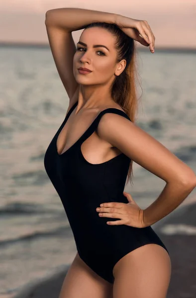 Jong Mooi Mooi Mooi Gezicht Vrouwelijk Model Poseren Avond Strand — Stockfoto