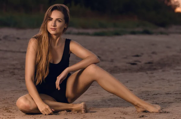 Joven Hermosa Hermosa Cara Bonita Modelo Femenino Pose Playa Noche — Foto de Stock