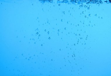 Suyun altında kabarcıklar