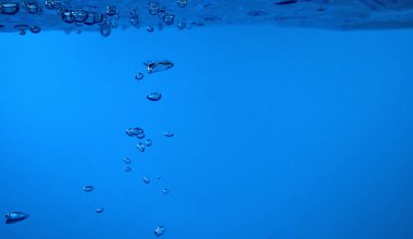 Suyun altında kabarcıklar