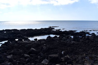 Rocky sahili. Mavi Gökyüzü. Yer altı.