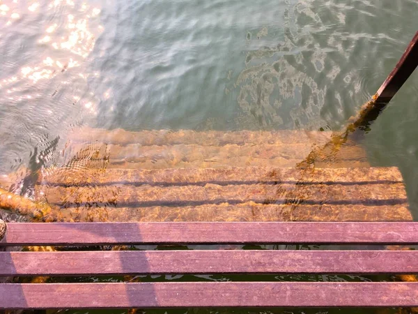 Su kanosuna ve yüzmeye giden bir merdiven.