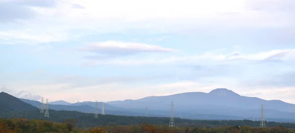 Elektrik direkleri ve peyzaj Arka plan