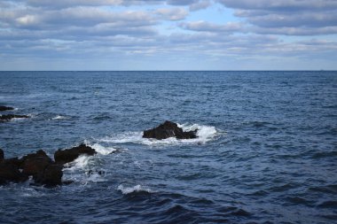 Rocky sahili. Mavi Gökyüzü. Yer altı.