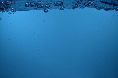 Yüzey kabarcıkları Mavi suyun altında arka plan Boşluğu kopyala