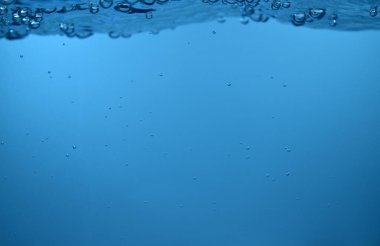 Yüzey kabarcıkları Mavi suyun altında arka plan Boşluğu kopyala
