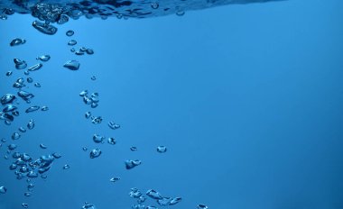 Suyun altındaki yüzey kabarcıkları Yer altı alanı kopyala