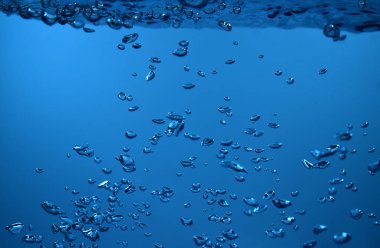 Suyun altındaki yüzey kabarcıkları Yer altı alanı kopyala