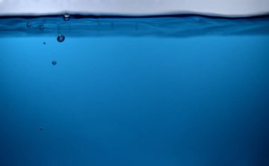 Suyun altındaki yüzey kabarcıkları Yer altı alanı kopyala