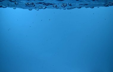 Suyun altındaki yüzey kabarcıkları Yer altı alanı kopyala