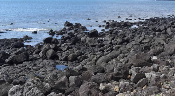 Rocky sahili. Mavi Gökyüzü. Yer altı.