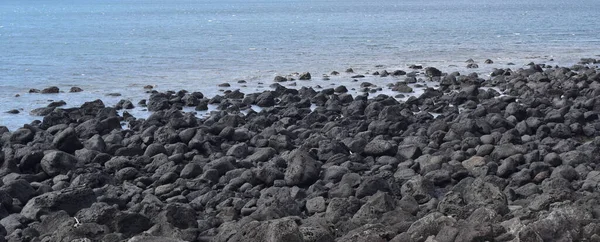 Rocky sahili. Mavi Gökyüzü. Yer altı.