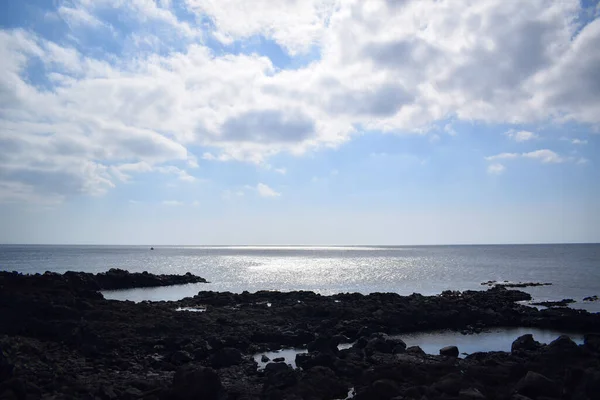 Rocky sahili. Mavi Gökyüzü. Yer altı.